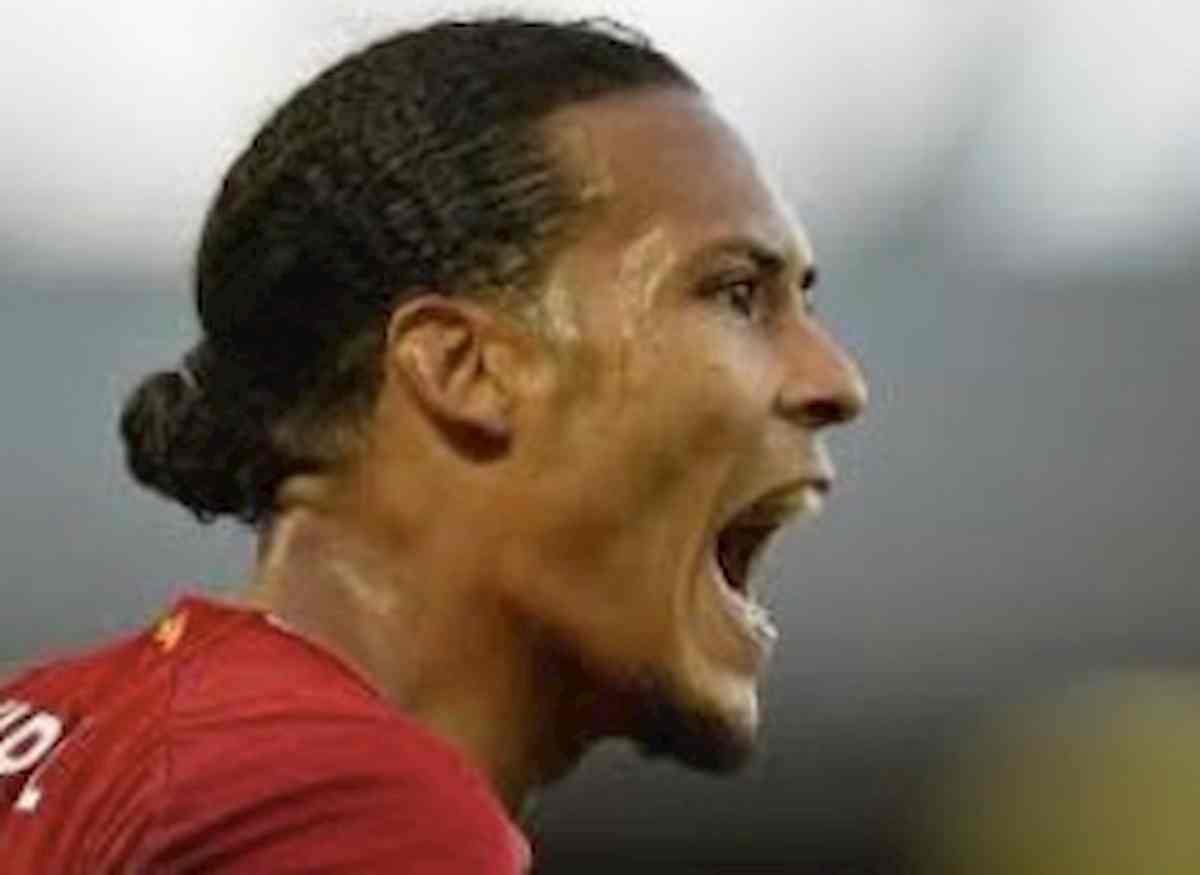 Van Dijk, la giocata difensiva è pazzesca: sombrero di testa VIDEO
