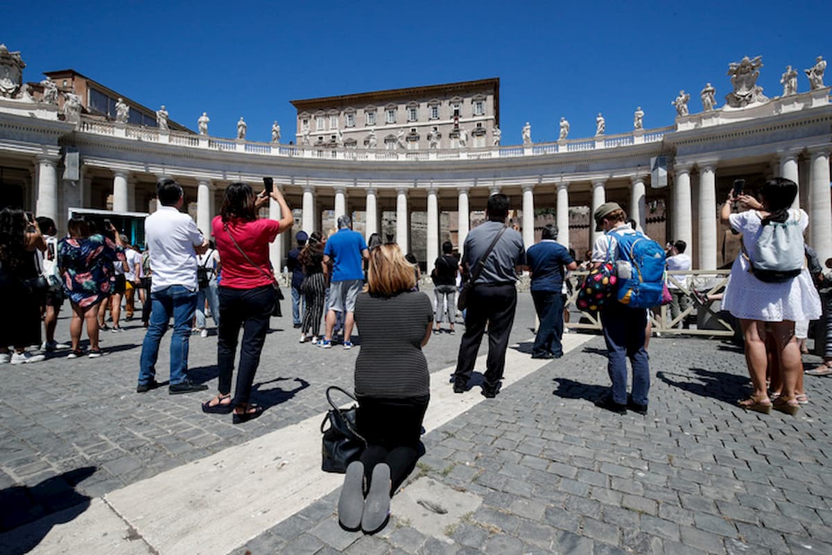 Via le tariffe per le messe. Laici anche non battezzati potranno celebrare battesimi, matrimoni e funerali