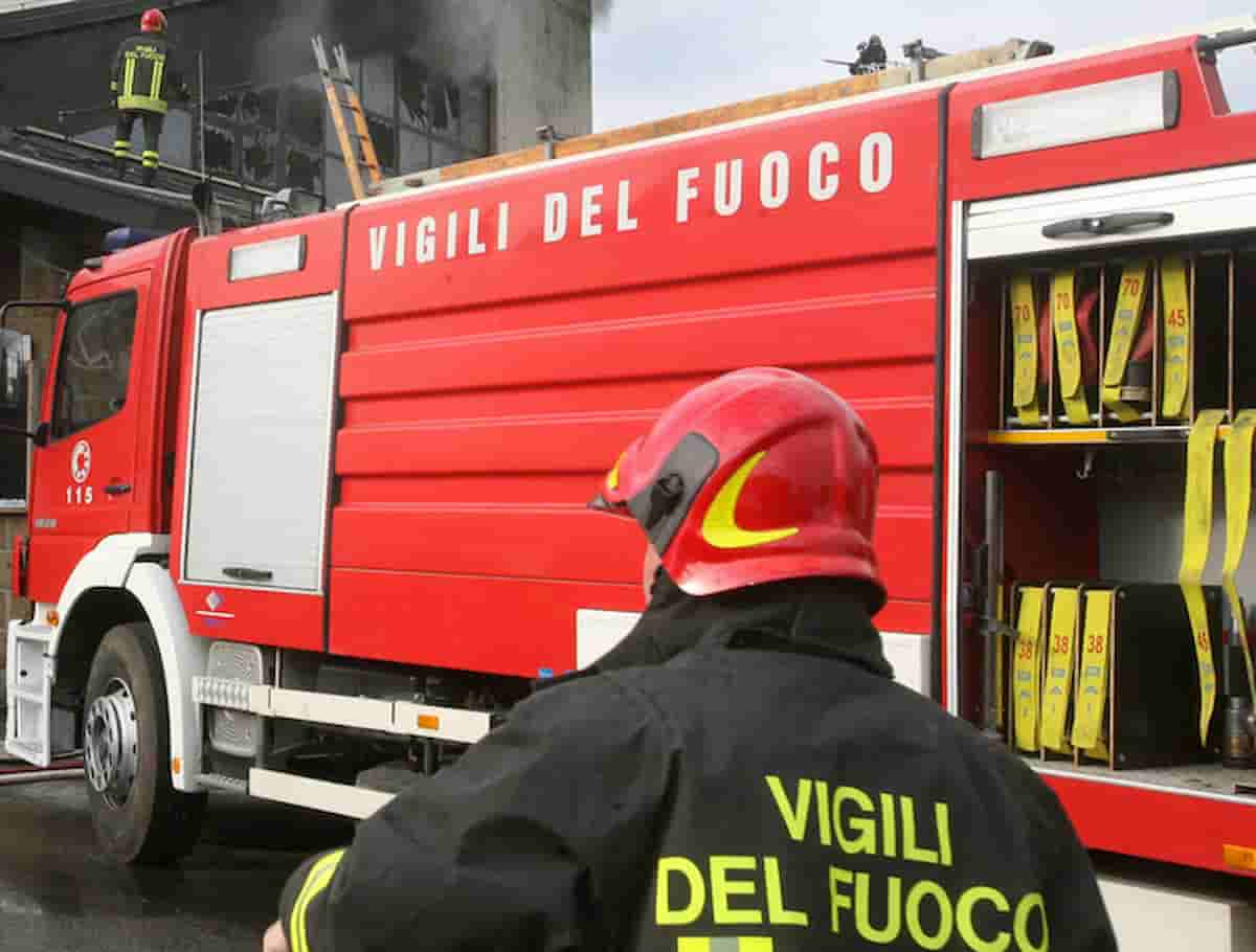 Foggia, agguato al capitano Federico Gentile: incendiata la porta di casa. Era dentro con le figlie piccole