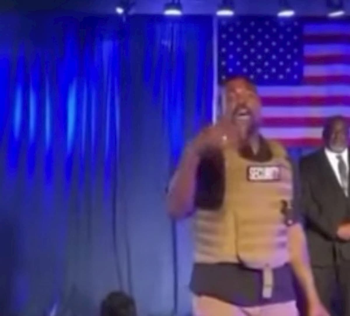 Al primo comizio Kanye West promette un milione di dollari a chi fa un figlio