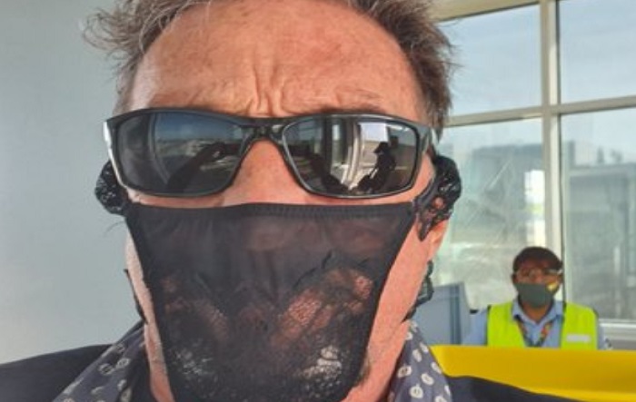 John McAfee e il tanga come mascherina