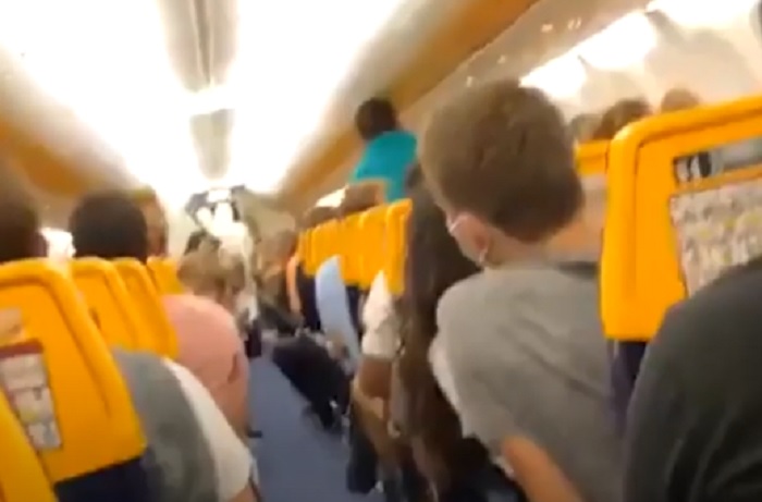 Un positivo sul volo Londra-Pisa. Lui isolato, altri passeggeri liberi in Italia VIDEO