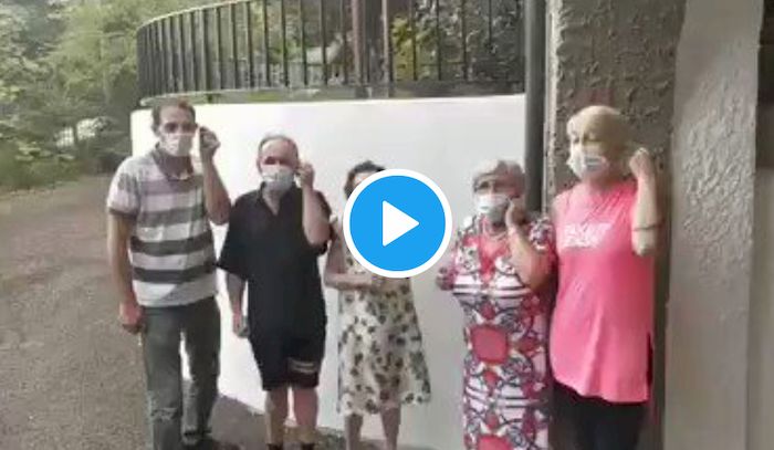 Coronavirus anziani, in 5 si tolgono la mascherina e la bruciano: "Fallo anche tu". VIDEO diventa virale