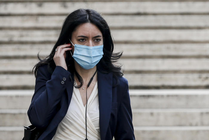 Azzolina contro i sindacati scuola