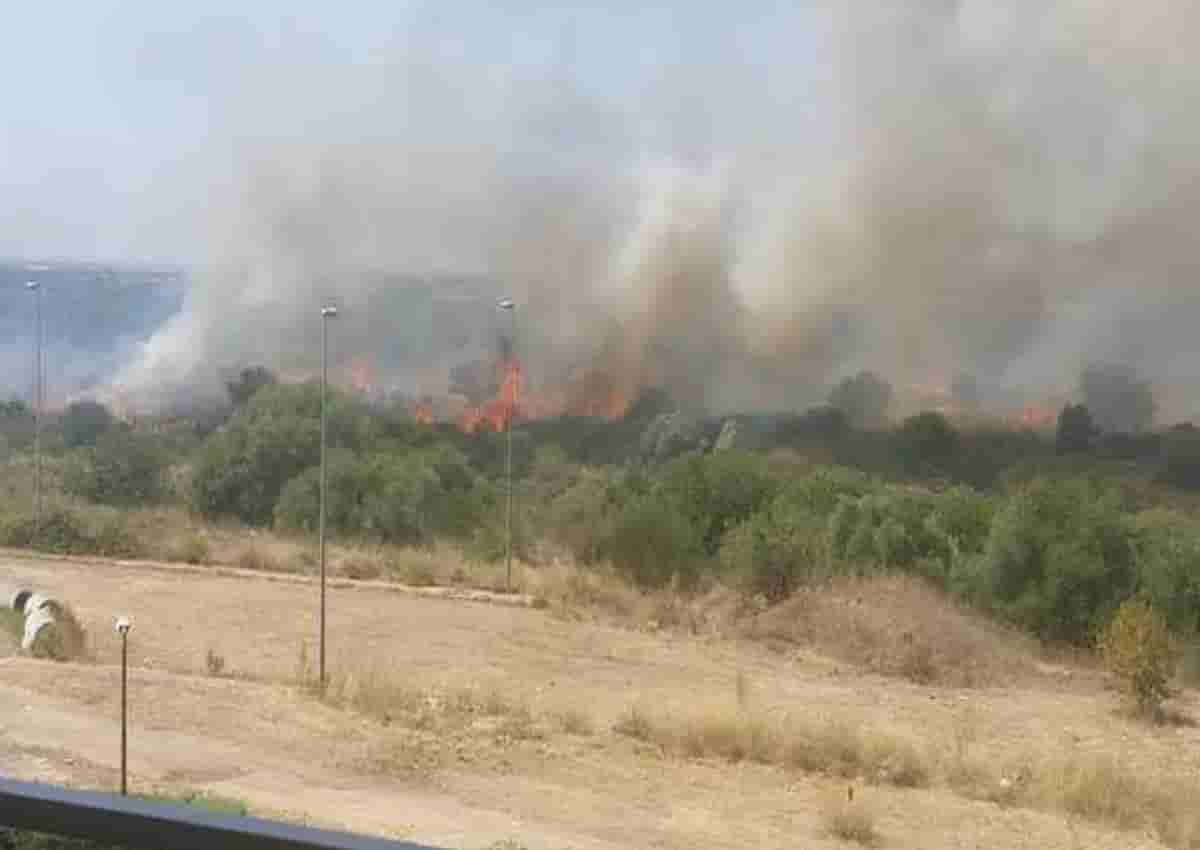 Bari, foto Ansa dell'incendio
