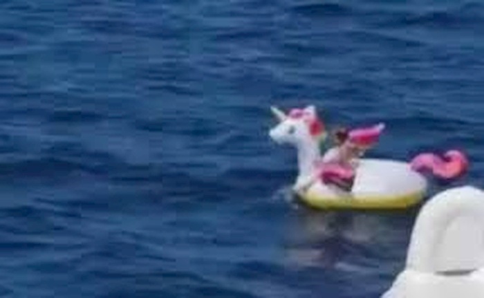 Bimba alla deriva su un unicorno gonfiabile. Salvata dall'equipaggio di un traghetto VIDEO