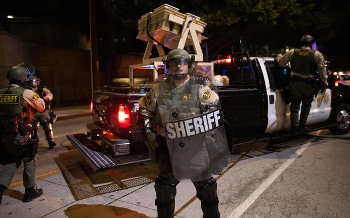 Nba si ferma per Jacob Blake, giocatori non scendono in campo. Identificato l'agente che ha sparato