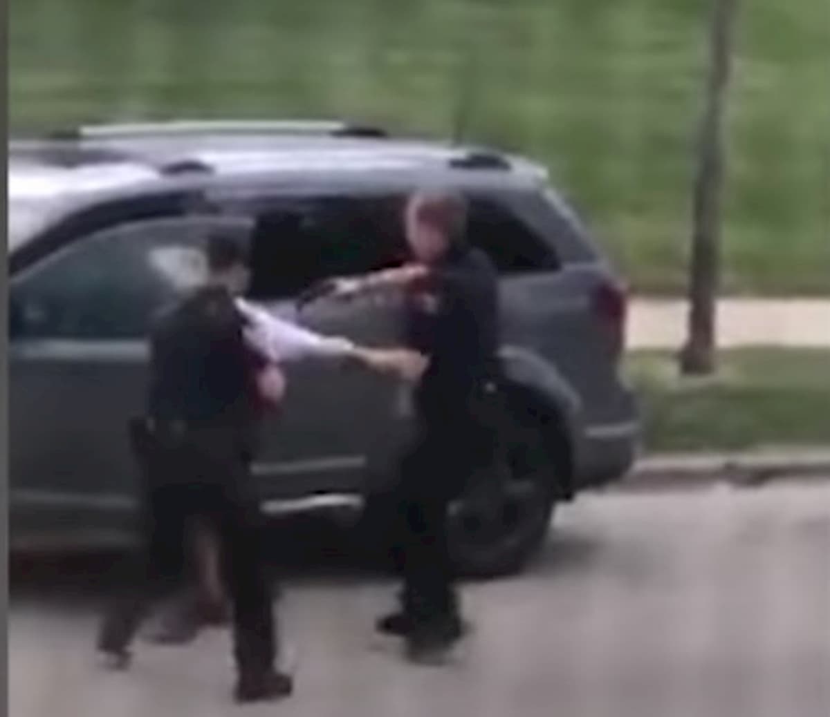 Usa, polizia spara ad afroamericano in auto con i figli VIDEO