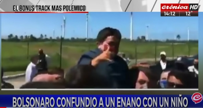 Bolsonaro prende in braccio un nano pensando sia un bambino VIDEO