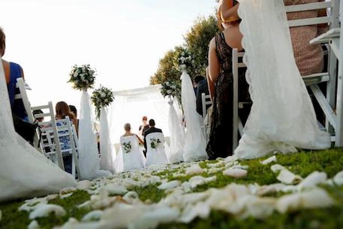 Bonus matrimonio di 1500 euro per chi si sposa in Puglia. Emiliano: "Piccola cifra per attutire crisi"