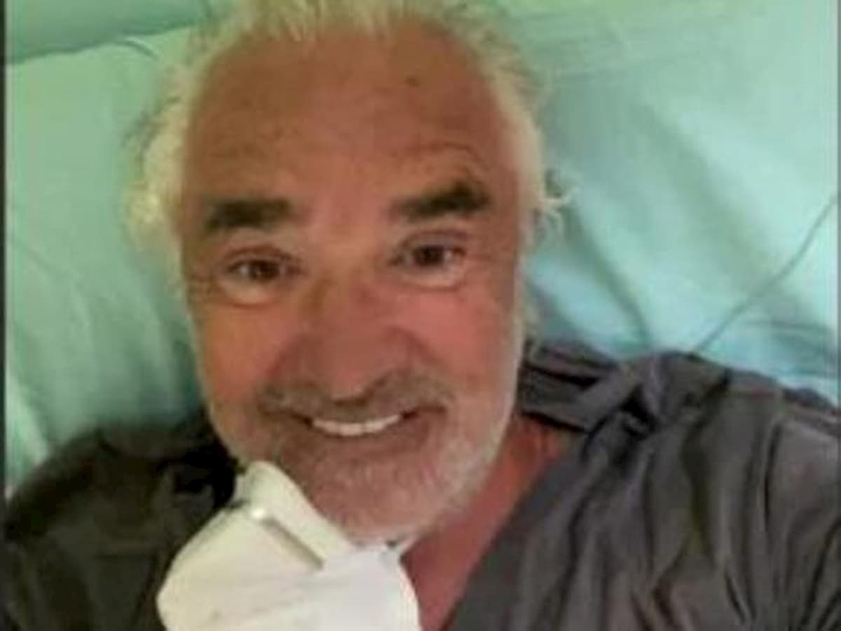 Briatore sorridente in un selfie dal letto dell'ospedale