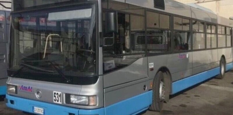 Rubano il bus urbano per andare al mare. Caccia ai ladri ignoti di Taranto.