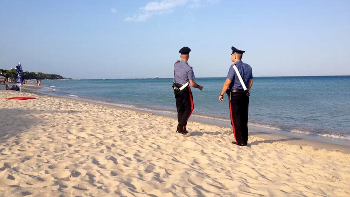 Furto nel lido dei carabinieri a la Plaia di Catania: ruba uno zaino, lo prendono subito. Ma dai...