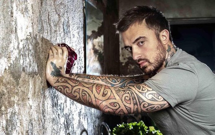 Chef Rubio fa il verso a Salvini: "Basta immigrati che fanno serate al Billionaire e poi infettano gli italiani"