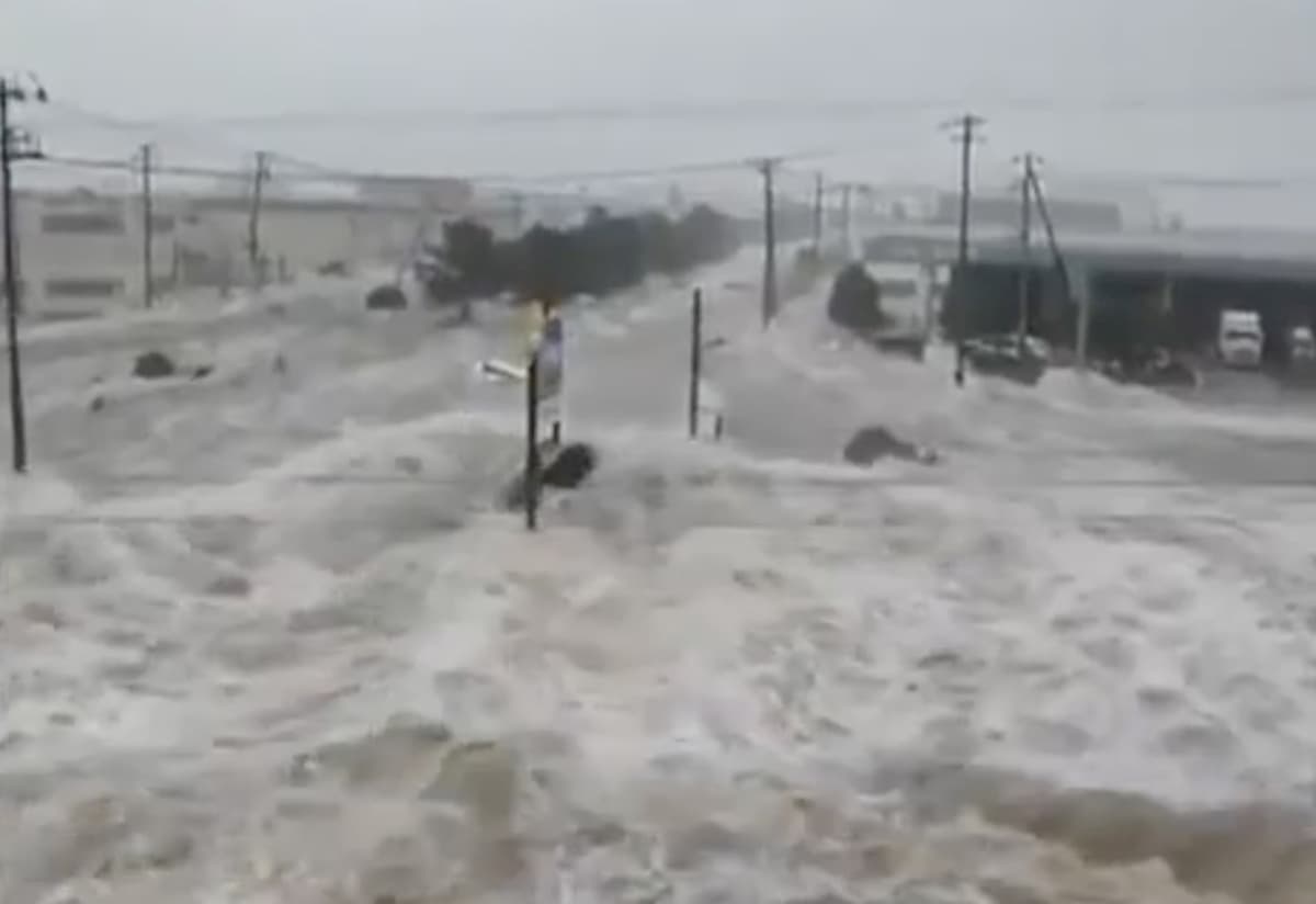 Cina, piogge torrenziali ed esondazioni: l'acqua travolge tutto come uno tsunami VIDEO