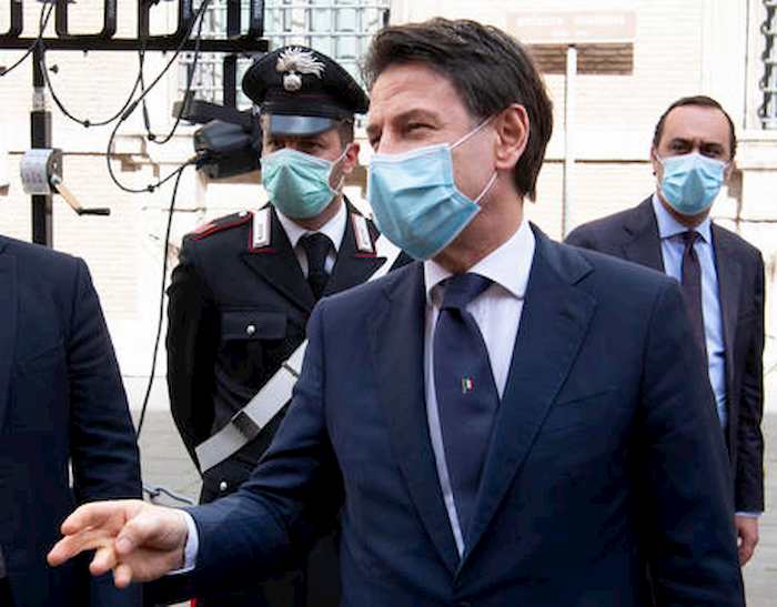 Vaccino obbligatorio o optional? La via italiana di Conte (nella foto)fra rigore e no vax
