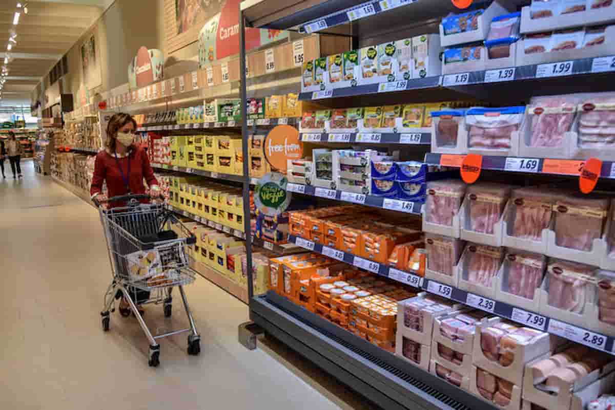 Coop Pistoia: cliente rifiuta di essere servito da una dipendente nera. la denuncia dei sindacati