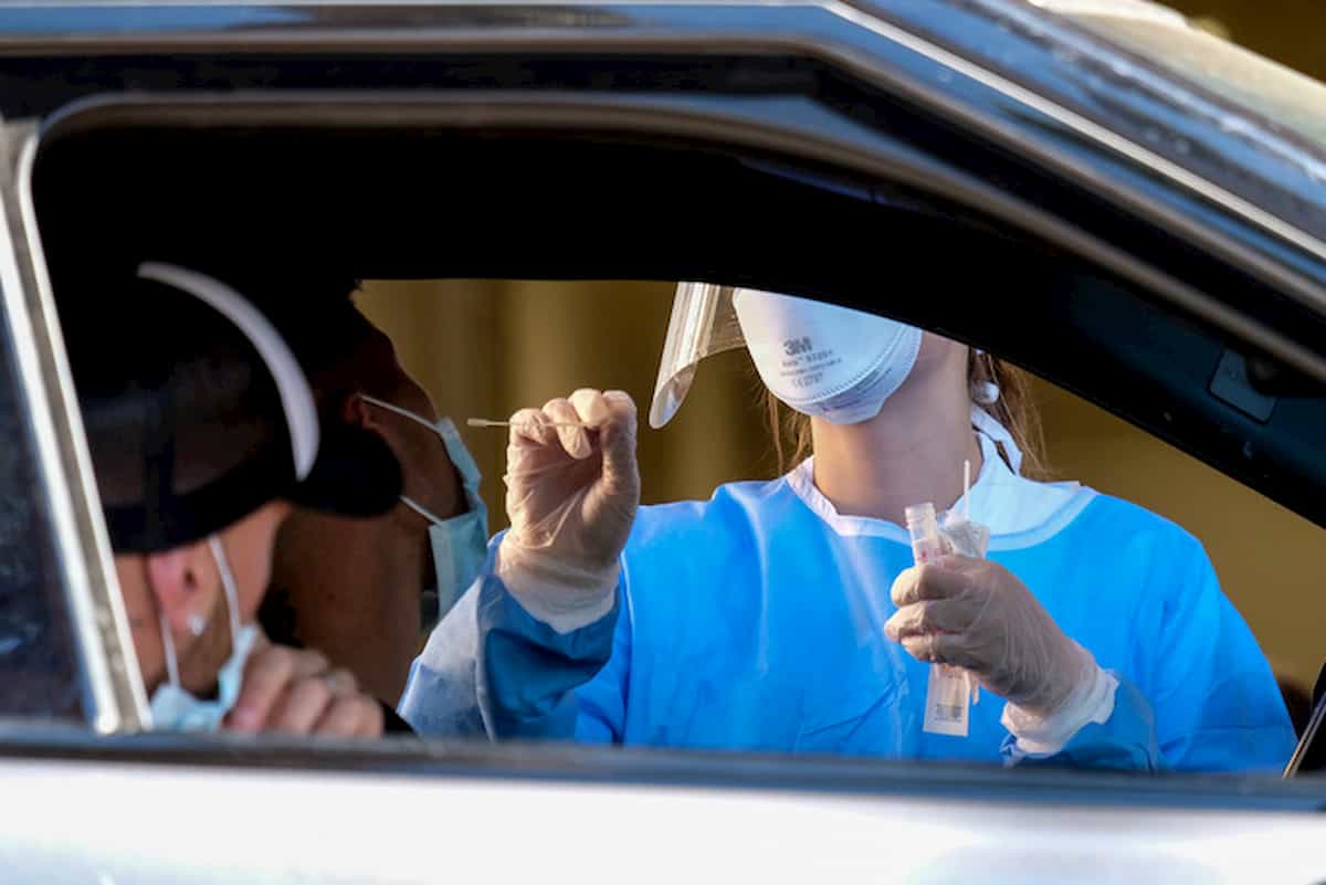 Influenza e Covid, nei sintomi una differenza c'è: quello che arriva prima tra i due