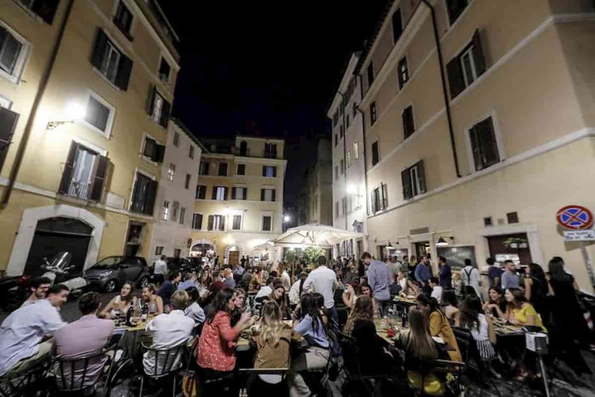 Aperitivo con rissa e assembramenti senza mascherina ai Parioli. Ragazzi aggrediscono vigili