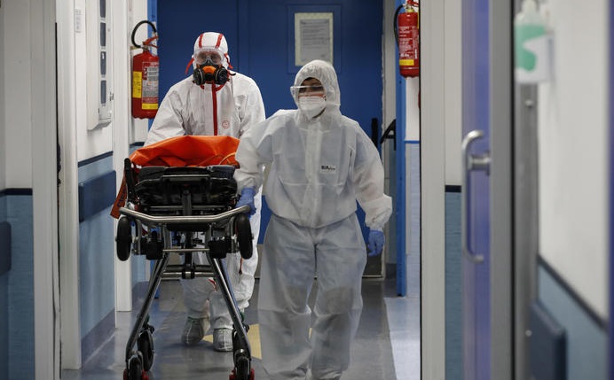 Nuovo lockdown in Italia? Contagi salgono, per i matematici 1000 al giorno a fine mese