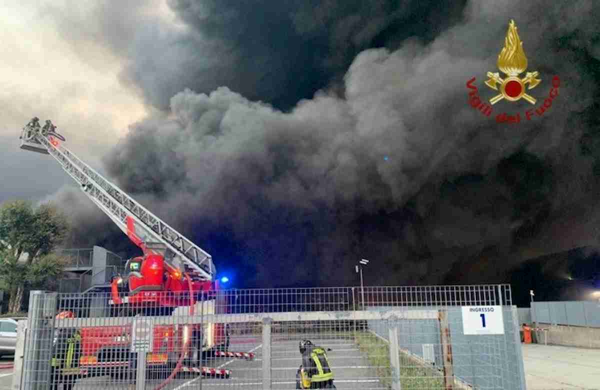 Costa di Mezzate, vasto incendio all'azienda trasporti. Il Comune: "Tenete finestre chiuse"