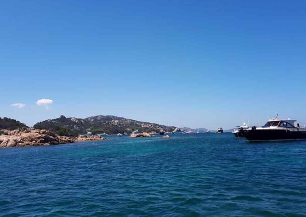 Donna fugge col figlio, foto d'archivio Ansa della Costa Smeralda