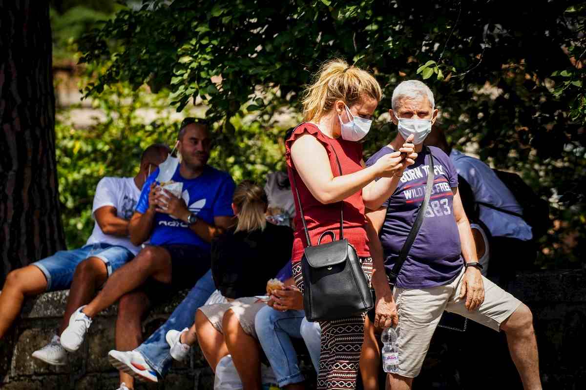 turisti in fila al cotugno