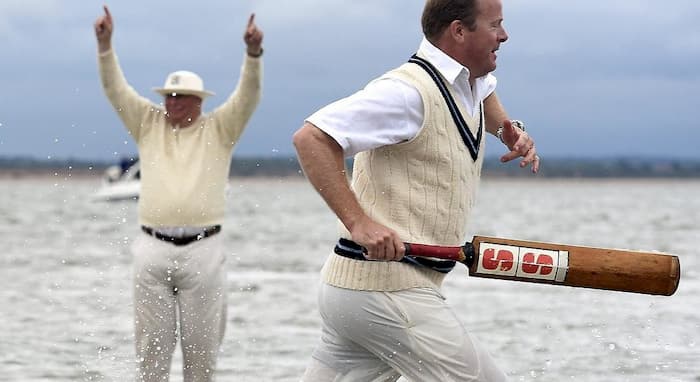 Papà arbitro multa figlio che dice parolacce: ma è cricket...