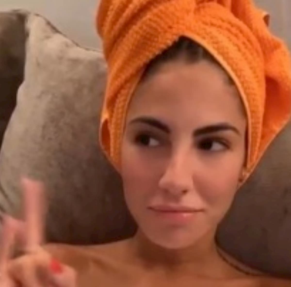 Giulia De Lellis in Sardegna: "Mi asciugo i capelli così non mi viene il coronavirus"