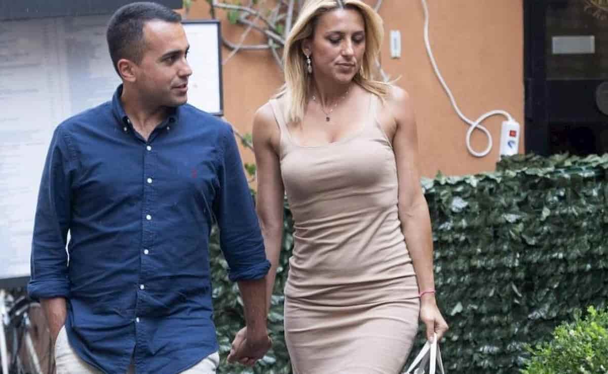 Luigi Di Maio e Virginia Saba in acqua, foto allusiva. La battuta di Osho, ma si indigna...il paparazzo