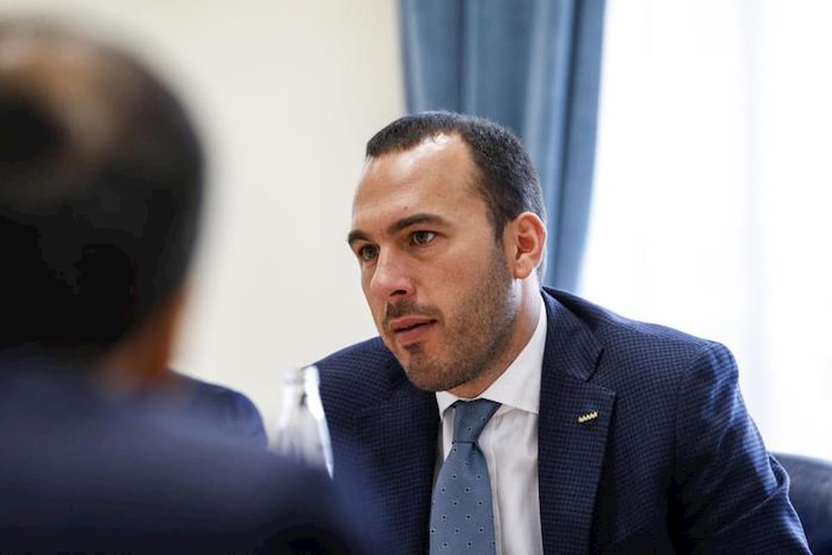 Manlio Di Stefano scivola su Beirut