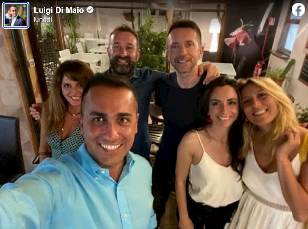 La gaffe social di Luigi Di Maio: foto in Sardegna con Scanzi e Virginia Saba ma senza mascherine