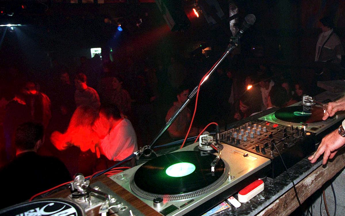 Mamma lascia 5 figli piccoli a casa da soli per andare a ballare a Rimini. La grande ha 10 anni...