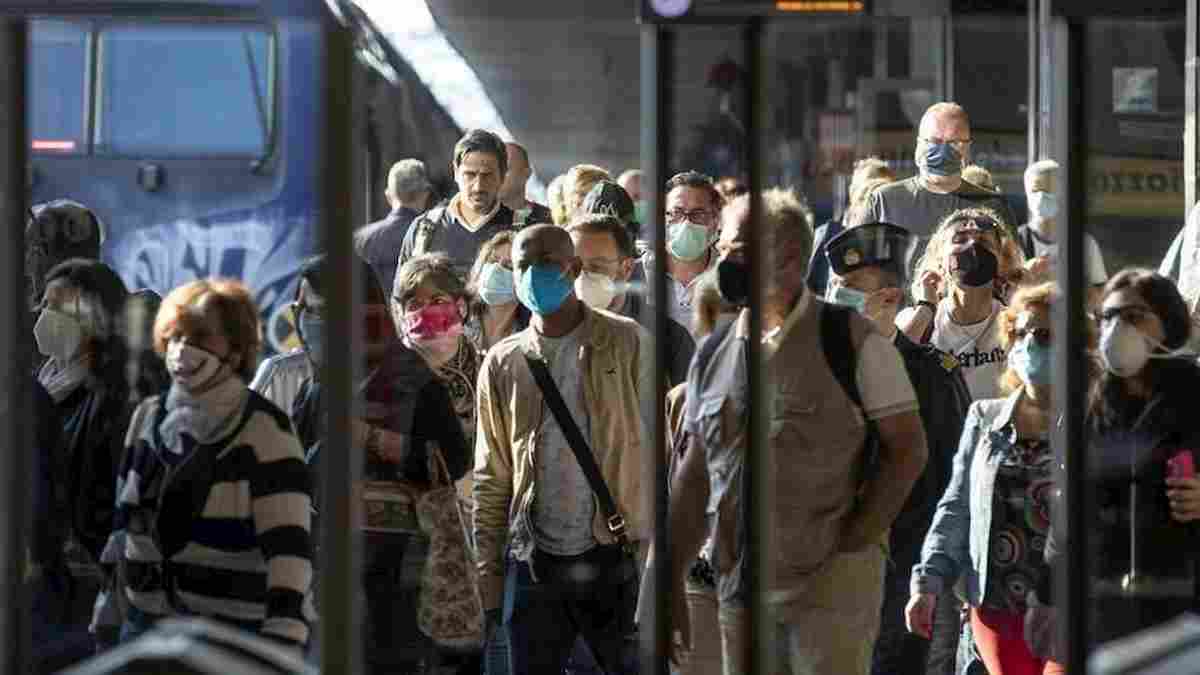 Coronavirus, resta obbligo distanziamento sui treni. Speranza firma nuova ordinanza