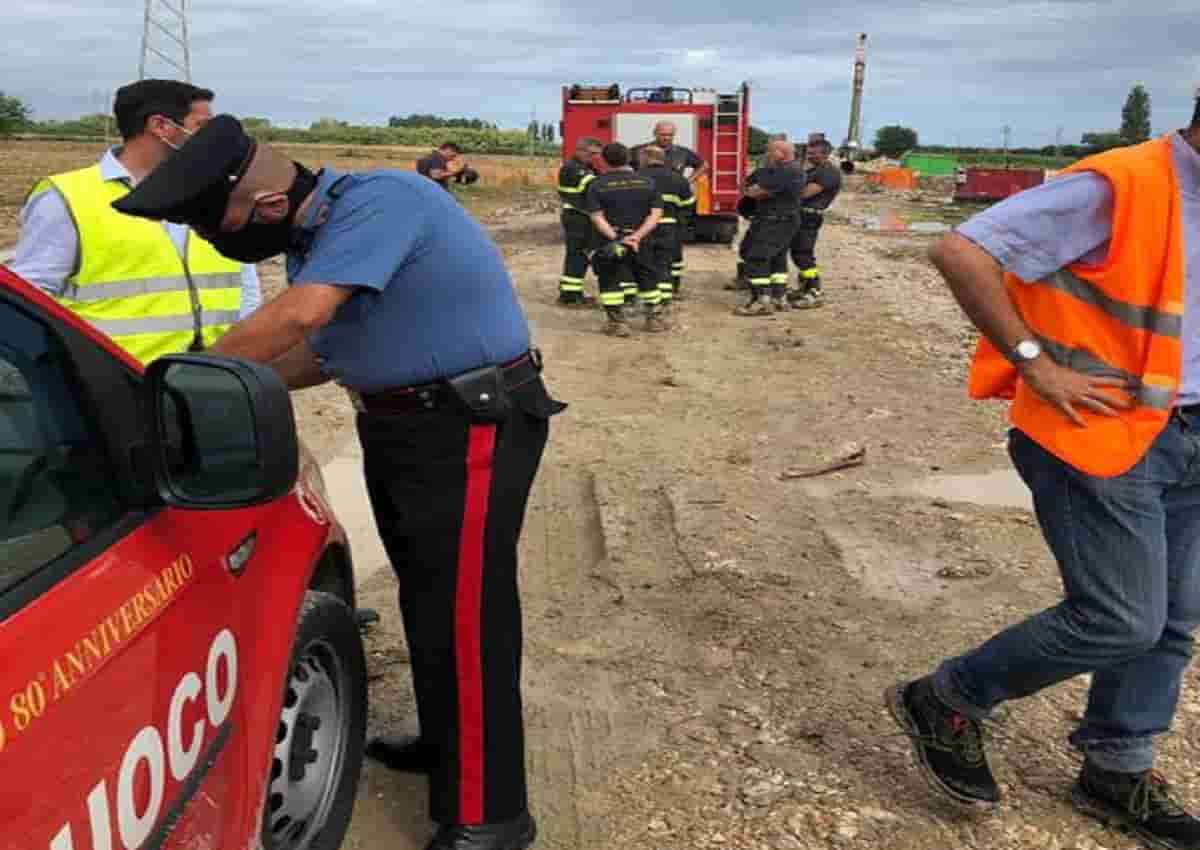 Falconara Marittima, i carabinieri sul luogo dell'incidente in una foto Ansa