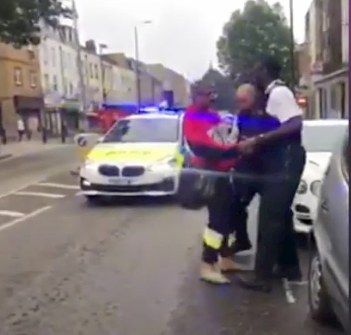 Fadi Fawaz, ex di George Michael, arrestato: ha distrutto con un martello alcune auto in strada VIDEO