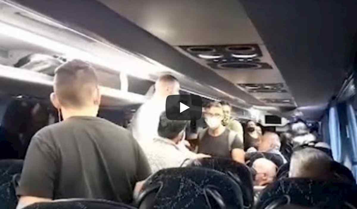 Flixbus, a bordo non c'è distanziamento. Scatta la rivolta, intervengono carabinieri VIDEO