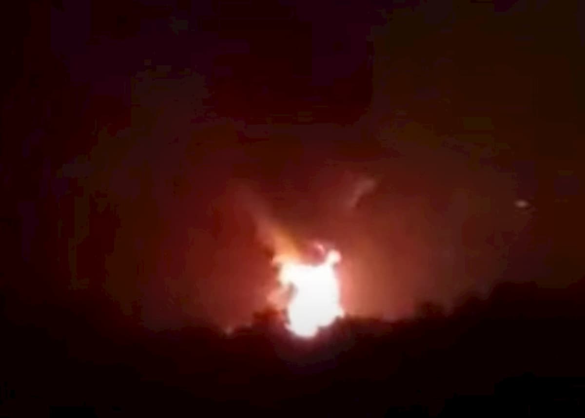 Galles, incendio su un treno carico di diesel: decine di persone sgomberate VIDEO