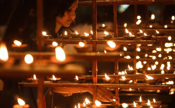 Donna uccisa a bastonate dai vicini in India: "Era una strega"