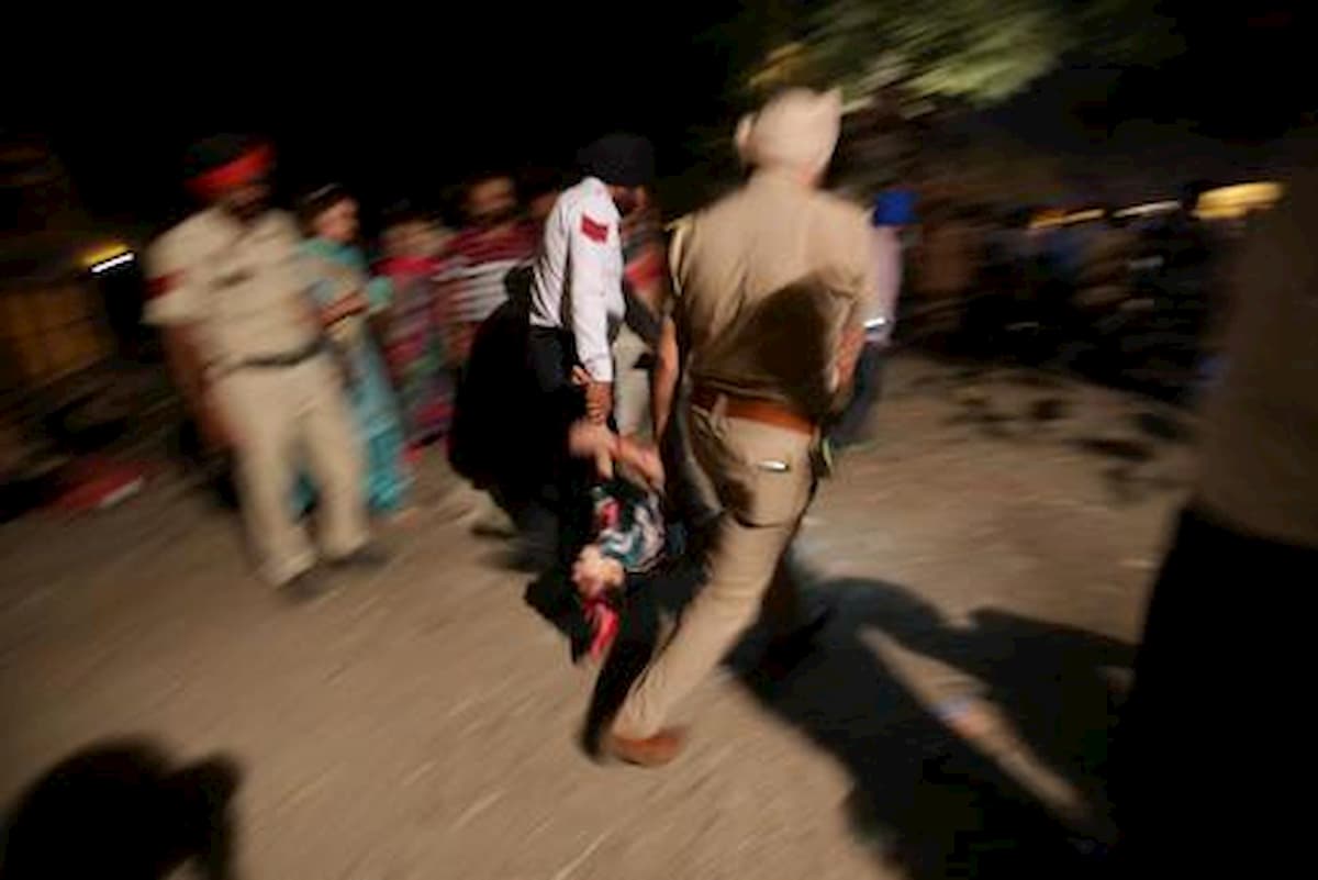 India, rifiuta di cambiare religione e sposarlo. Lui la violenta e la uccide