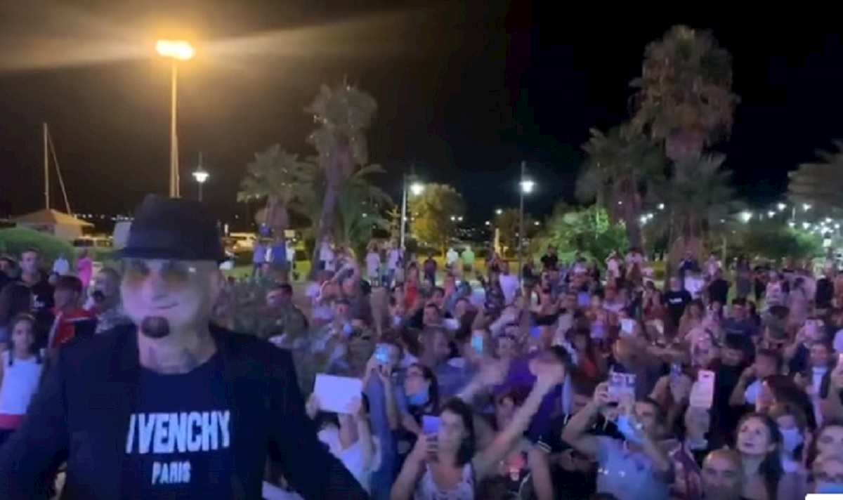 sosia di j-ax in piazza ad Olbia