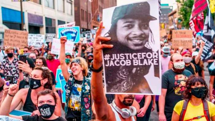 Jacob Blake, terza notte di violenze a Kenosha: un morto e 2 feriti