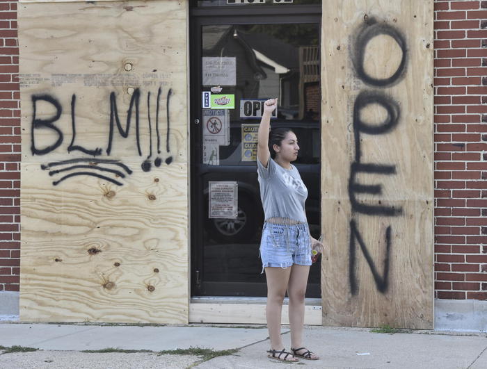 Jacob Blake ammanettato al letto d'ospedale