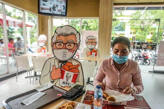 Coronavirus, KFC censura suo slogan: "Buono da leccarsi le dita? Non è il caso"
