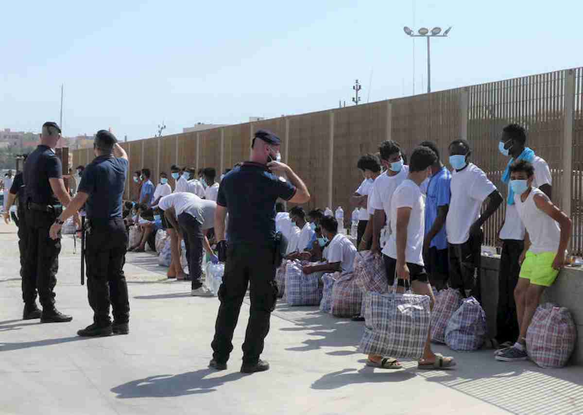 Migranti, ancora 200 sbarchi a Lampedusa. Hotspot al collasso, arriva nave quarantena