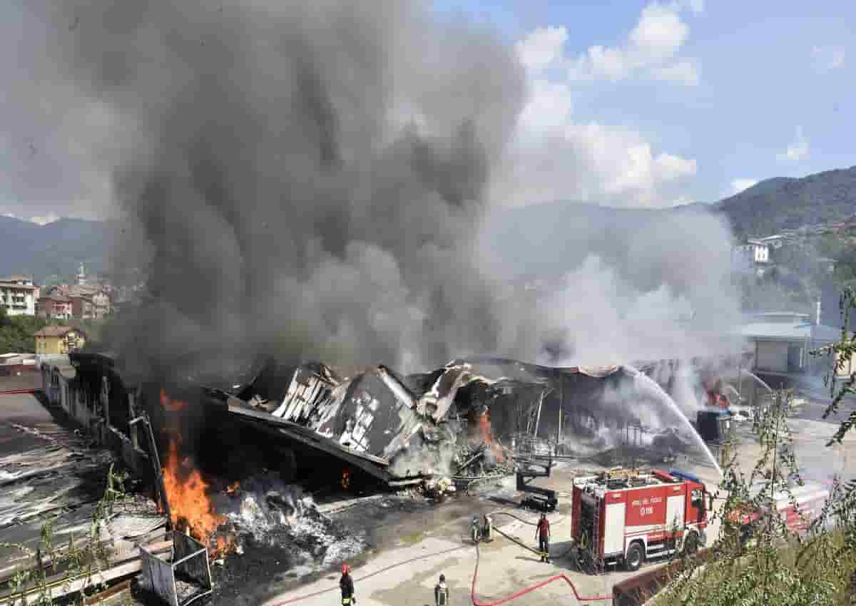 Leffe, foto Ansa dell'incendio
