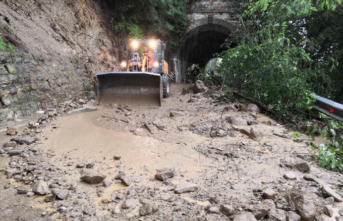 Maltempo killer al Nord Italia, 2 morti al Brennero. Un uomo colpito da un fulmine