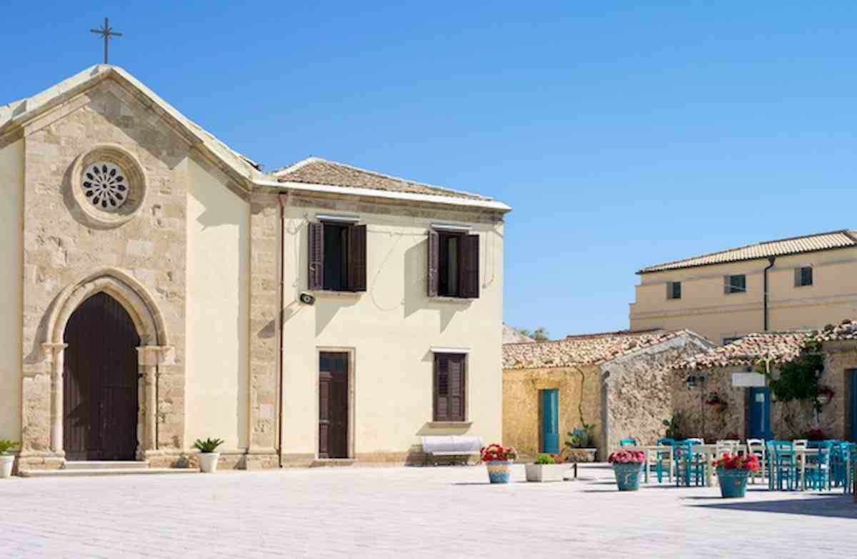 Turisti gay si lamentano del conto: insulti omofobi al ristorante a Marzamemi