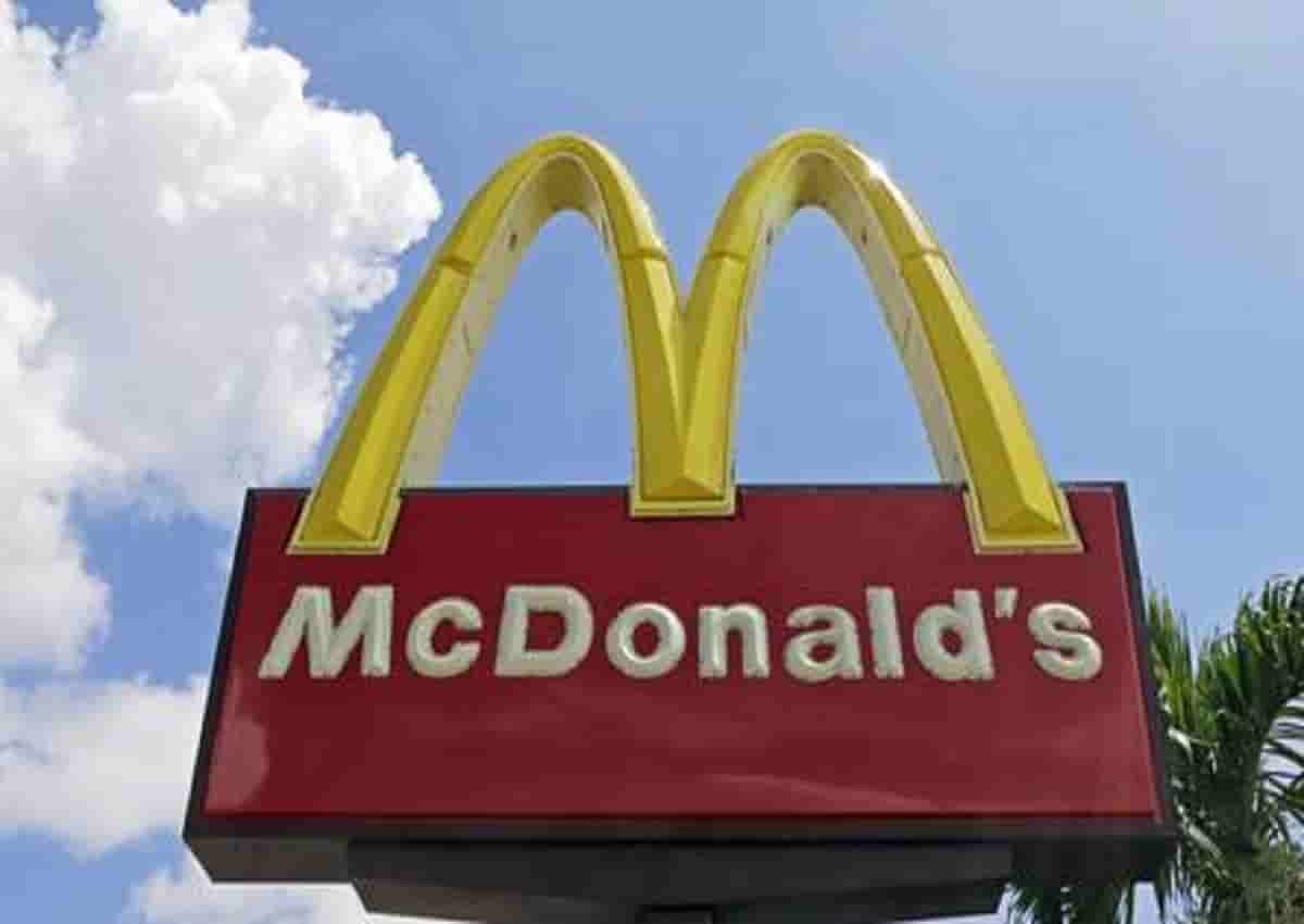 Polli assaltano un McDonald's. Interviene la polizia che poi ironizza: "Presi di mira i clienti con le crocchette in mano"