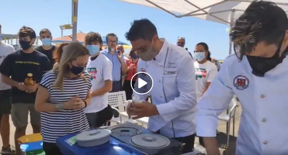 Giorgia Meloni nuovo leader della destra? Ma l'ombra di Draghi incombe. Nella foto: Giorgia Meloni offre gelato tricolore a Ostia